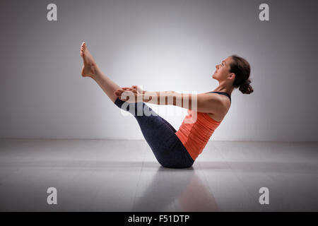 Femme pratique le yoga asana navasana plénière Banque D'Images