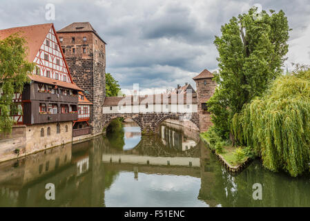 La célèbre Hangman's Pont sur la rivière Pegnitz, Nuremberg, Allemagne. Banque D'Images