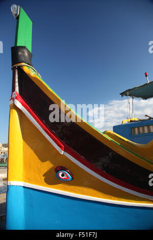 La proue d'un Luzzu fraîchement peint, le bateau de pêche traditionnel maltais. Ces bateaux disposent toujours de l'oeil d'Osiris Banque D'Images