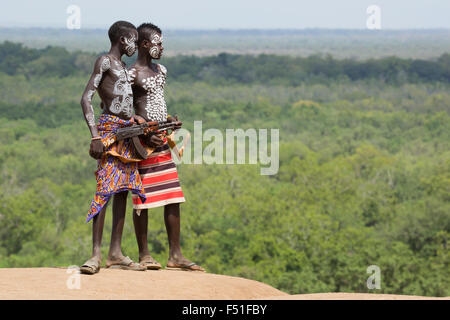 Les jeunes garçons de la tribu Karo avec AK-47 . Vallée de l'Omo, Ethiopie Banque D'Images