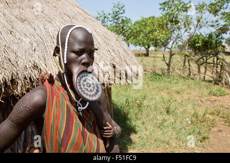 Femme de la tribu Mursi avec de l'argile comme ornamentstribe disque lèvre corps Debub Zone d'Omo, en Ethiopie. Près de la frontière soudanaise. Banque D'Images