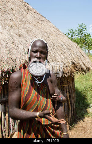 Femme de la tribu Mursi avec de l'argile comme ornamentstribe disque lèvre corps Debub Zone d'Omo, en Ethiopie. Près de la frontière soudanaise. Banque D'Images