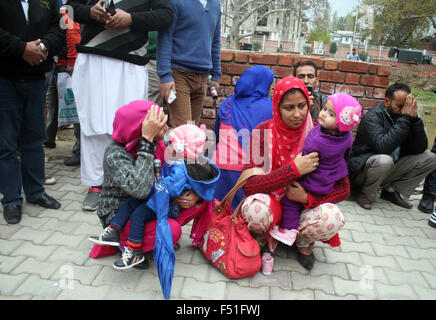 Srinagar, au Cachemire. 26Th Oct, 2015. Les gens dans la vallée bureaux abandonnés, places d'affaires des écoles et des maisons et le massif ouvert pendant un tremblement de terre touche le nord de l'Inde aujourd'hui, qui a été mesuré à 7,5 magnitude sur l'échelle de Richter qui a secoué aujourd'hui l'ensemble de la région du Cachemire à Delhi. Au Pakistan, plus de 12 personnes auraient été tués en Afghanistan, au moins 12 écolières ont trouvé la mort . Deux militaires ont été blessés lorsque leur bunker s'effondre sous l'impact de la secousse à Sopore, 55 kms de Srinagar, au Cachemire, au nord du district de Baramula. © sofi s Banque D'Images