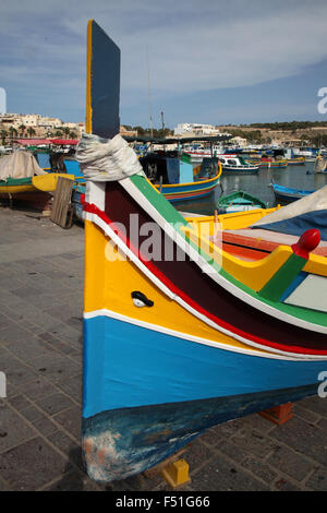 Un Luzzu sur le port pour la peinture Banque D'Images