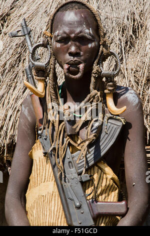 De la femme Mursi avec lèvre inférieure allongée d'organiser un disque d'argile comme ornamentstribe corps Debub Zone d'Omo, en Ethiopie. Proche de la Su Banque D'Images