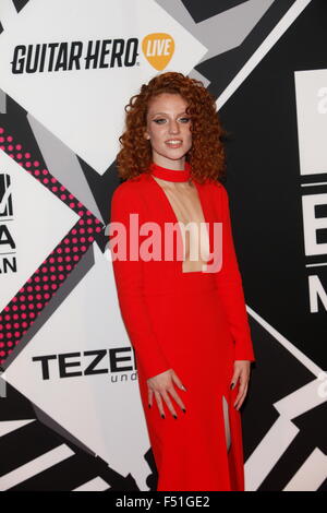 Singer Jess Glynne arrive à la MTV Europe Music Awards 2015, l'EMAS, à Mediolanum Forum de Milan, Italie, le 25 février 2012. Photo : Hubert Boesl/dpa Banque D'Images