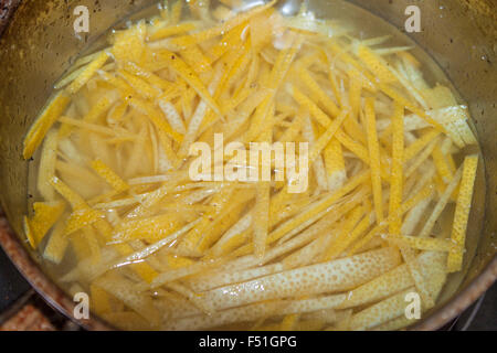 Candying de citron, dans un pot remplit de sirop Banque D'Images