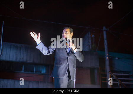 Guatemala City, Guatemala. 25 octobre, 2015. Le président élu Jimmy Morales de la convergence du Front national (FCN) prononce un discours à ses partisans lors de la célébration de remporter les élections dans la ville de Guatemala, capitale du Guatemala, le 25 octobre 2015. Jimmy Morales défait Sandra Torres, l'ex-épouse de l'ancien président Alvaro Colom et candidat pour l'unité nationale de l'espoir, avec 67,43  % des voix. Crédit : Luis Echeverria/Xinhua/Alamy Live News Banque D'Images