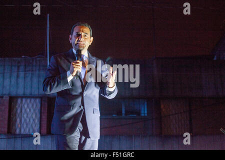 Guatemala City, Guatemala. 25 octobre, 2015. Le président élu Jimmy Morales de la convergence du Front national (FCN) prononce un discours à ses partisans lors de la célébration de remporter les élections dans la ville de Guatemala, capitale du Guatemala, le 25 octobre 2015. Jimmy Morales défait Sandra Torres, l'ex-épouse de l'ancien président Alvaro Colom et candidat pour l'unité nationale de l'espoir, avec 67,43  % des voix. Crédit : Luis Echeverria/Xinhua/Alamy Live News Banque D'Images