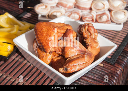 Un bol blanc, pleine de poulet fumé, entre champignons et poivron jaune Banque D'Images