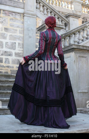 Portrait d'une belle jeune fille aux cheveux rouges portant des vêtements d'inspiration gothique victorienne. Banque D'Images