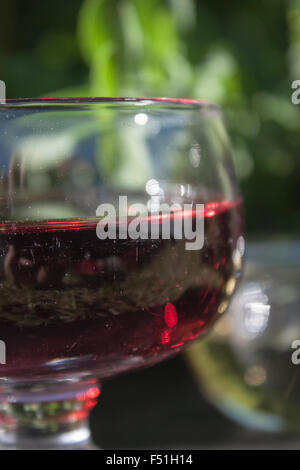 Un verre plein de bon vinaigre de vin rouge Banque D'Images