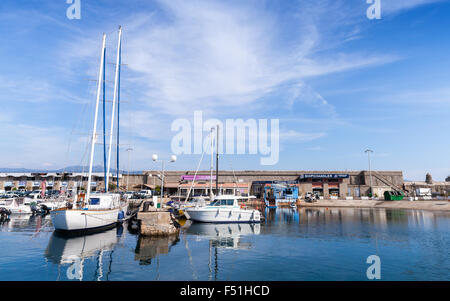 Ajaccio, France - 29 juin 2015 : les voiliers et bateaux à moteur de plaisance amarrés dans marina d'Ajaccio, Corse, France Banque D'Images