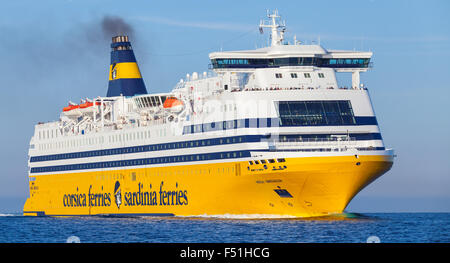 Ajaccio, France - 30 juin 2015 : Mega ferry express, big yellow navire à passagers exploités par Corsica Ferries Sardinia Ferries ship Banque D'Images