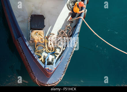 Ajaccio, France - 30 juin 2015 : les opérations d'amarrage, l'homme au travail avec des cordes sur un arc d'un remorqueur, vue du dessus Banque D'Images