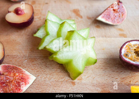 La carambole, près de prune, de figue et de fruits de la passion Banque D'Images