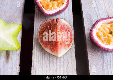 Purple fig, près de carambole, fruit de la passion et de prune, sur fond de bois Banque D'Images