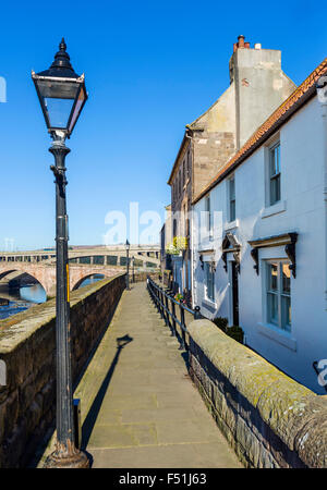 Le chemin le long de murs de quai à l'égard des ponts sur la rivière Tweed, Berwick-upon-Tweed, Northumberland, England, UK Banque D'Images