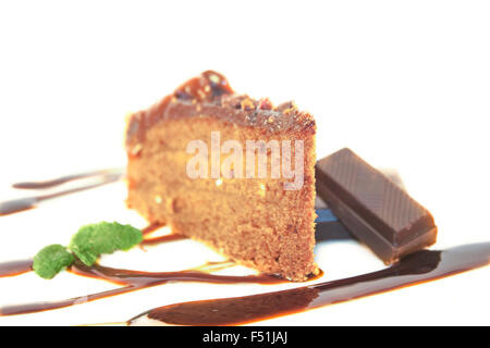 Gâteau au chocolat Sacher et menthe, isolé sur fond blanc Banque D'Images