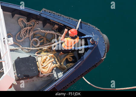 Ajaccio, France - 30 juin 2015 : les opérations d'amarrage, l'homme au travail avec des cordes sur un arc d'petit remorqueur Banque D'Images