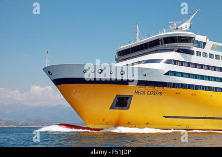 Ajaccio, France - 30 juin 2015 : Mega ferry express, big yellow navire à passagers exploités par Corsica Ferries Sardinia Ferries ship Banque D'Images