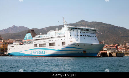 Ajaccio, France - 30 juin 2015 : White ferry Girolata est un navire amarré dans le port d'Ajaccio Banque D'Images