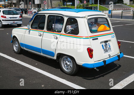 Ajaccio, France - le 6 juillet 2015 : Renault 4 Blanc retro city car avec des détails de décoration se dresse sur un terrain de stationnement Corsi Banque D'Images