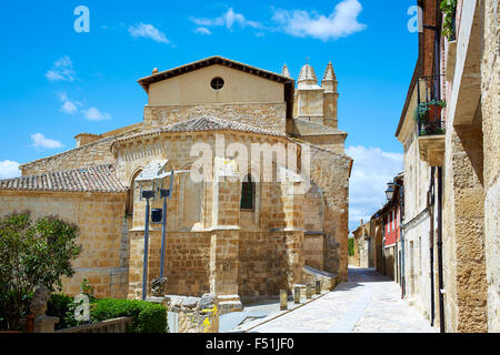 L'église dans le bourg, Chemin de Saint-Jacques de Castille Espagne Banque D'Images