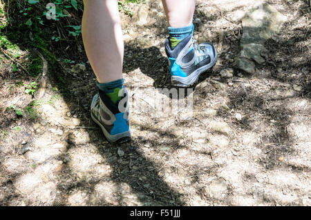 Female hiker randonnées dans la forêt. Close up des pieds et chaussures autorisation Modèle disponible Banque D'Images