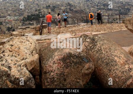 Amman, Jordanie. 26Th Oct, 2015. Les touristes visitent la citadelle perchée, site archéologique à Amman, Jordanie, le 26 octobre, 2015. Le site, qui domine le centre de Amman, comprend certaines des premières fortifications, une église byzantine datant du 6e ou 7e siècle, le Temple d'Hercule datant de 161-180 A.D. et le complexe du palais omeyyade datant d'environ 720 A.D. Crédit : Mohammad Abu Ghosh/Xinhua/Alamy Live News Banque D'Images