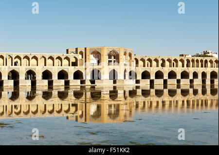 Pont Khaju sur la rivière Zayandeh, Isfahan, Iran Banque D'Images