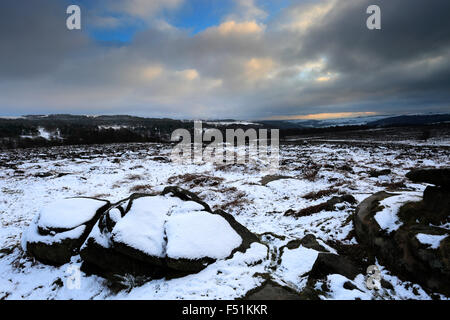 Janvier, neige de l'hiver, vue sur roches pierre meulière Domaine Saint-Laurent, Grindleford, village du comté de Derbyshire Peak District National ; Banque D'Images