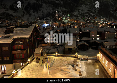 Vue sur Zermatt enneigé ville la nuit, Valais, Alpes valaisannes, suisse, sud de l'Europe. Banque D'Images
