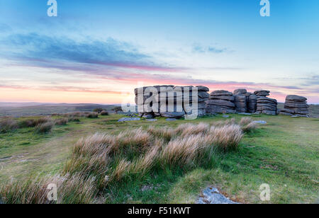 Coucher de soleil sur Combestone près de Tor Yelverton à Dartmoor dans le Devon Banque D'Images