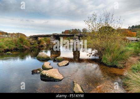 Un vieux pont battant sur l'Est de la rivière Dart à Postbridge à Dartmoor dans le Devon Banque D'Images