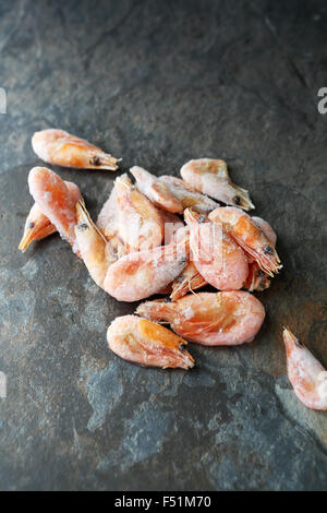 Les crevettes congelées sur la pierre, la cuisson des fruits de mer Banque D'Images