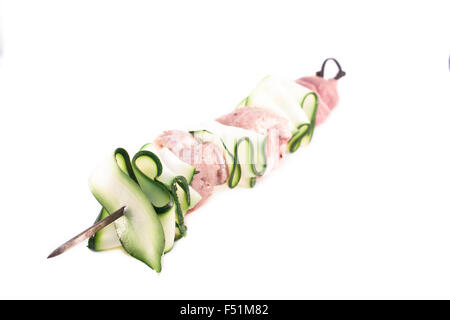 Brochette de veau marinées, avec viande de veau et zuccini, isolé sur fond blanc Banque D'Images