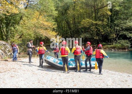 Rafting dans la rivière Voidomatis, près de pont de pierre Klidonia, Zagori, montagnes du Pinde, l'Épire, en Grèce. Banque D'Images