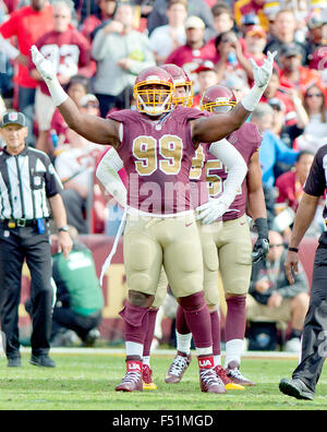 Landover, Maryland, USA. 25 octobre, 2015. Redskins de Washington s'attaquer défensif Ricky Jean François (99) exhorte la foule à faire plus de bruit que les Tampa Bay Buccaneers conduire la boule au troisième trimestre l'action au FedEx Field à Landover, Maryland le 25 octobre 2015. Les Redskins a gagné le match 31 - 30. Credit : Ron Sachs/CNP - PAS DE SERVICE DE FIL - Crédit photo : dpa alliance/Alamy Live News Banque D'Images