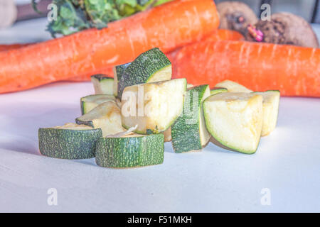 Une pile de dés de courgettes, en face de carotte, betterave et chou-rave Banque D'Images