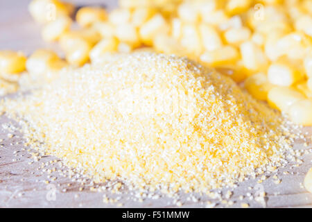 La polenta jaune, grains de maïs devant des cors Banque D'Images