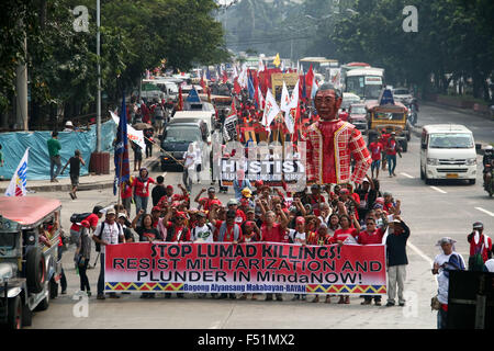 Aux Philippines. 26Th Oct, 2015. Les militants et les membres de la tribu des Lumads en mars Lawton, Manille. Des centaines de membres de la tribu des Lumads ont fait leur chemin à travers Manille à Pont Mendiola, près du palais présidentiel, à l'air leur dégoût contre les récents assassinats et de la soi-disant harrasment membres de l'armée philippine. Crédit : J Gerard Seguia/Pacific Press/Alamy Live News Banque D'Images