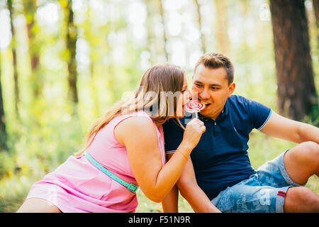 Couple romantique sur fond de forêt d'été Banque D'Images