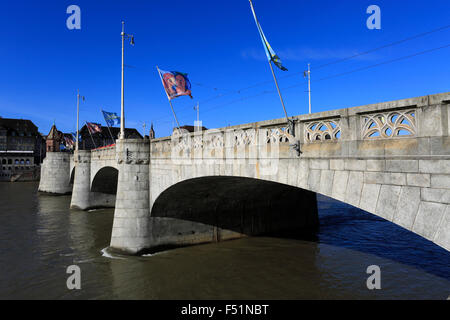 Mittlere Brücke médiévale le pont de pierre sur le Rhin, Bâle-Ville, canton de Bâle-Ville, Suisse, Europe Banque D'Images