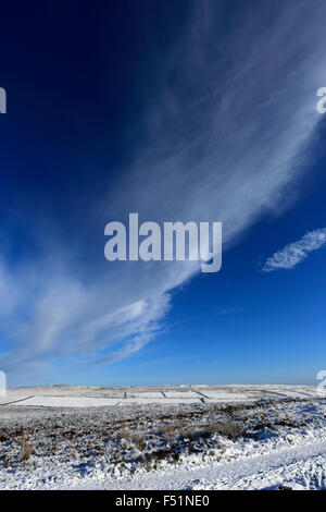 Janvier, neige de l'hiver vue sur Froggatt Edge et Big Moor ; ; comté de Derbyshire Peak District National Park, Angleterre, Royaume-Uni Banque D'Images