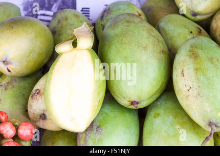 Beaucoup de verdure,mangue Mangifera indica dans un marché à Phu Quoc, Vietnam Banque D'Images