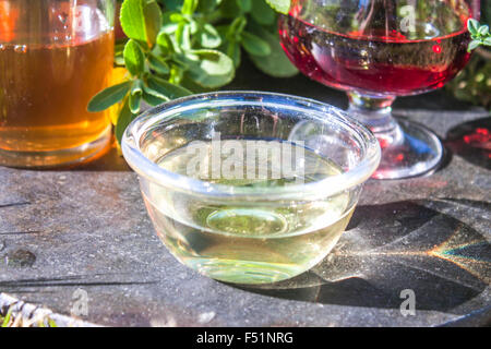 Vinaigre de vin blanc, en face d'Apple et de vinaigre de vin rouge Banque D'Images