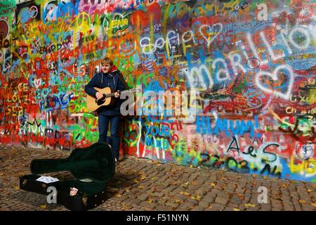 Musicien ambulant par le mur John Lennon à Prague, République Tchèque Banque D'Images