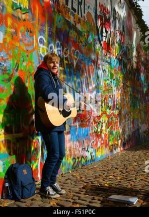 Musicien ambulant par le mur John Lennon à Prague Banque D'Images