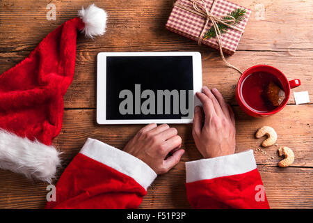 Santa Claus with tablet Banque D'Images